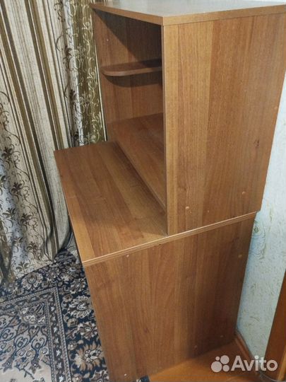 Компьютерный стол с полками