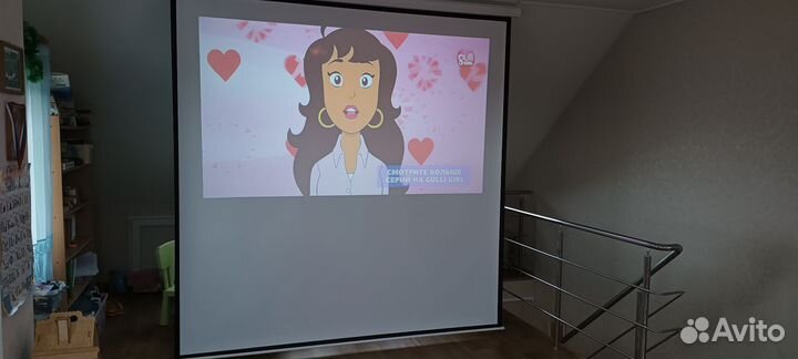 Экран для проектора с автоматическим опусканием