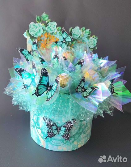 Шляпная коробка-ночник с парящями элементами