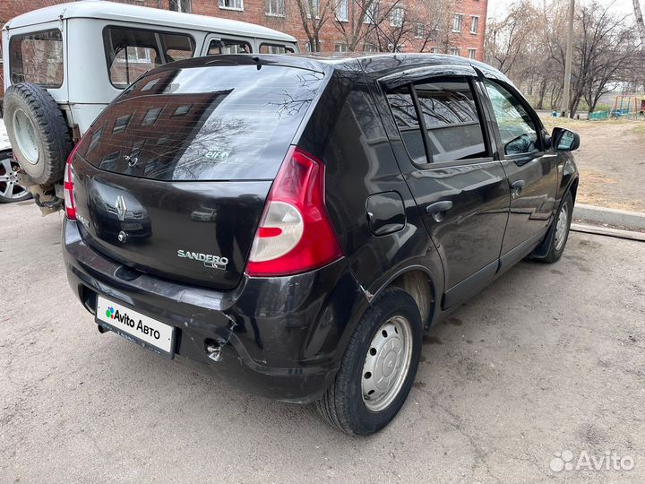 Renault Sandero 1.4 МТ, 2010, битый, 300 000 км