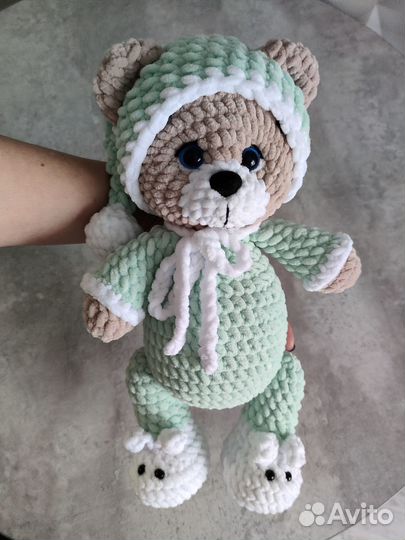 Вязаный медвежонок в пижаме ручная работа