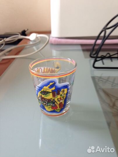 Ваза, бокалы и стеклянные игрушки