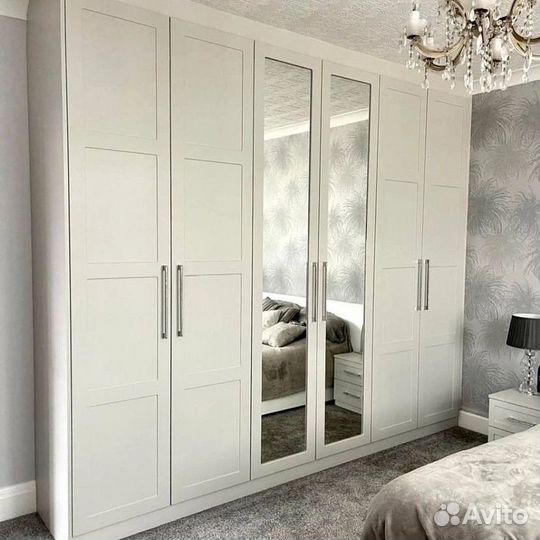 Шкаф распашной в спальню с зеркалом