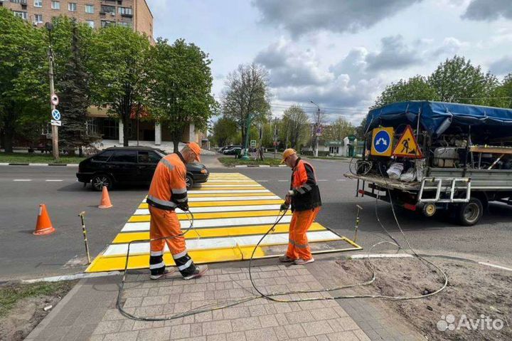 Дорожный рабочий для нанесения разметки без опыта