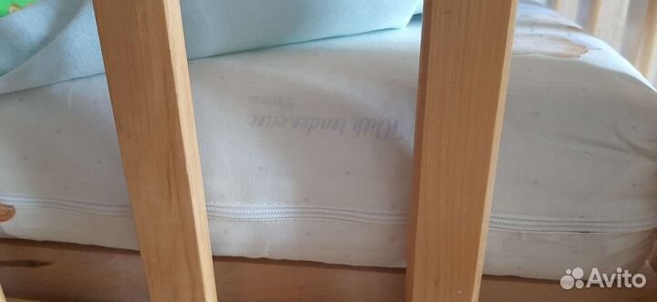 Детская кроватка с маятником и ящиком