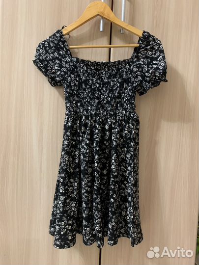 Платье черное в мелкий цветок короткое выше колено