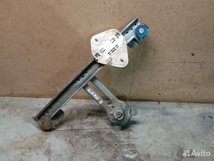 Стеклоподъёмник задний правый Renault Logan