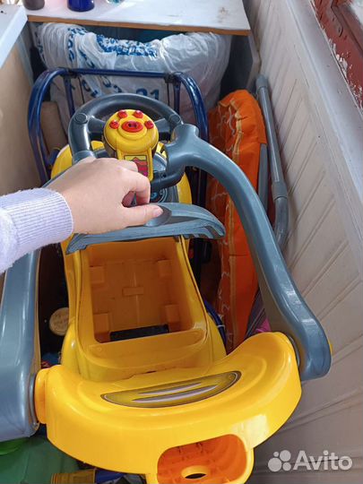 Детская машинка каталка с ручкой
