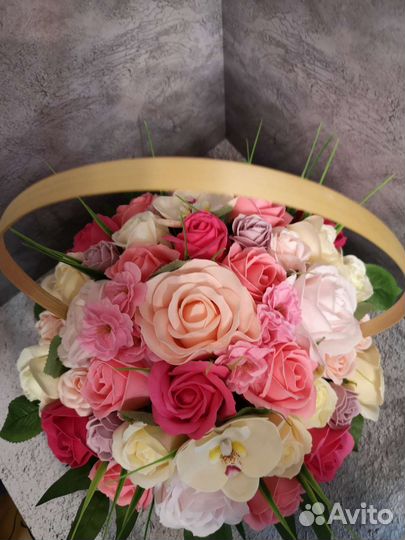 Цветы в корзине