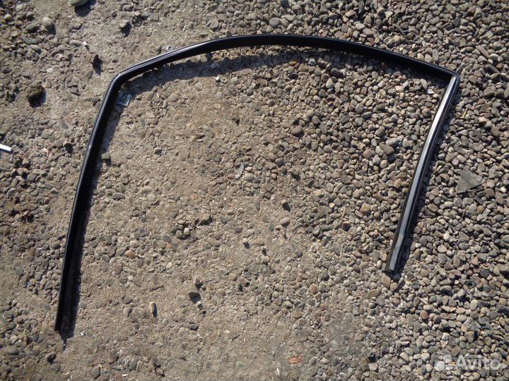 Уплотнительная резинка стекла передняя левая