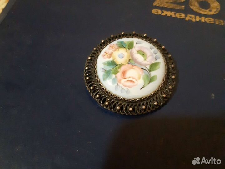 Продаю брошь женскую 18 век цена 2мл