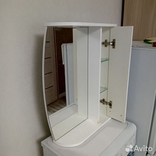 Шкафчик для ванной навесной