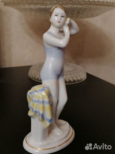 Фарфоровая статуэтка 