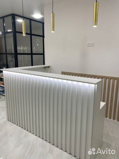 Ресепшен белый с рейками и подсветкой