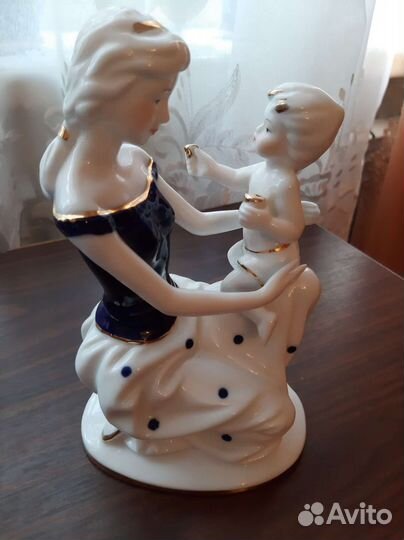 Статуэтка материнская нежность