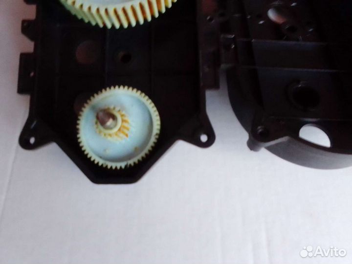 Корпус привода и две шестерёнки электромясорубки