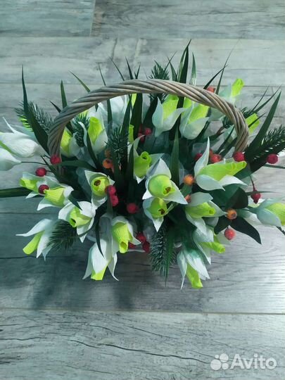 Корзина с подснежниками