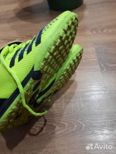 Футбольные бутсы сороконожки