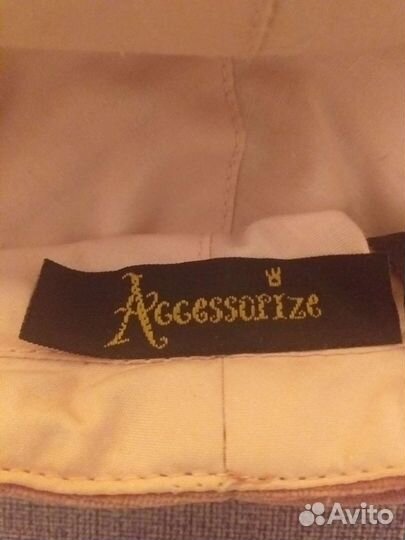 Кепка с красивой брошкой.Осень.