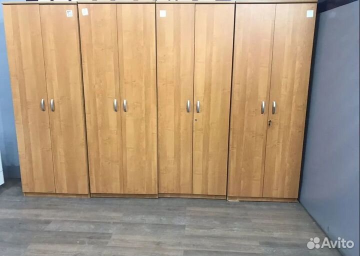 Мебель: шкаф, стол, тумба, кресло