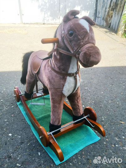 Продам лошадку с колесиками и музыкой