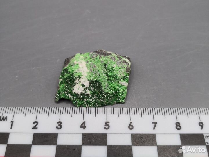 Уваровит, кальцит, амезит на хромите. Сарановское