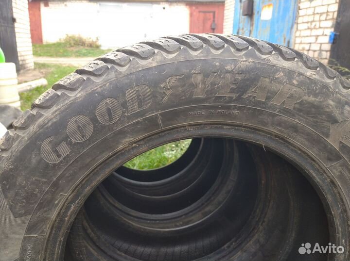 Goodyear UltraGrip 215/65 R16