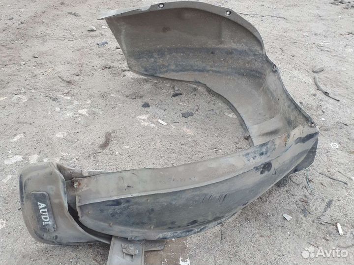 Правый передний подкрылок ауди 100 с3