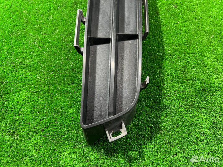 Заглушка бампера передняя правая Toyota Ipsum