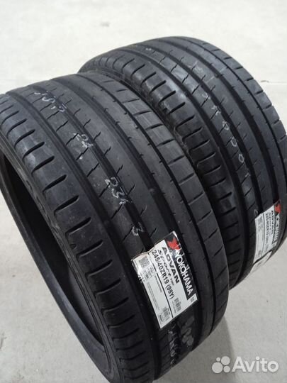 Yokohama Advan Sport V107 245/40 R19 и 275/35 R19 98Y