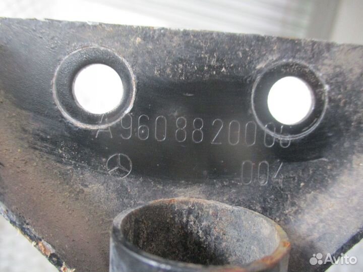 Кронштейн крыла передней оси задний L Mercedes-Ben