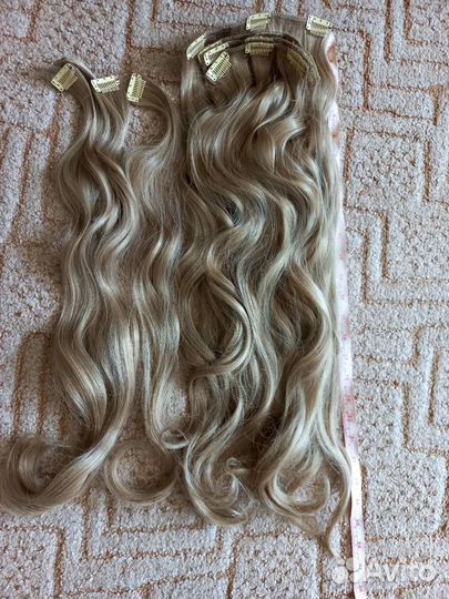 Волосы на заколках блонд