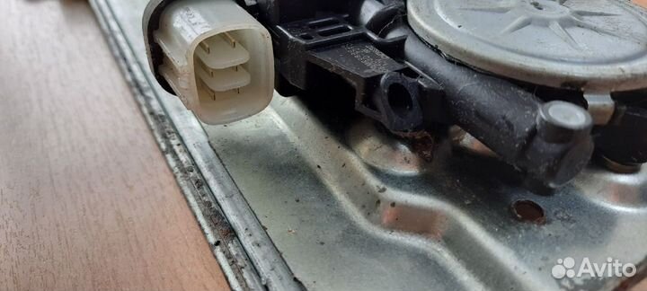 Стеклоподъемник Митцубиси Паджеро 4