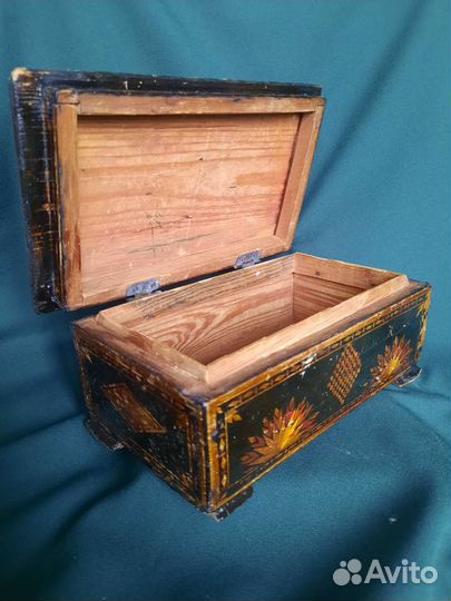 Старинная деревянная шкатулка