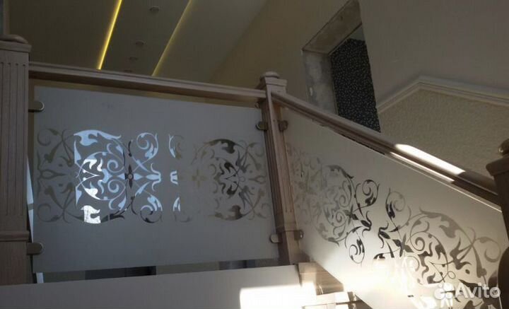Стеклянные перила для лестниц с рисунком