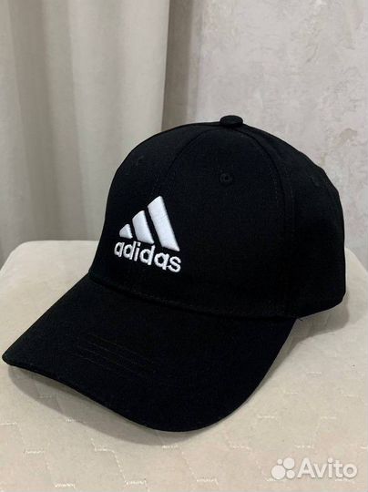 В продаже бейсболки Adidas черные, белые