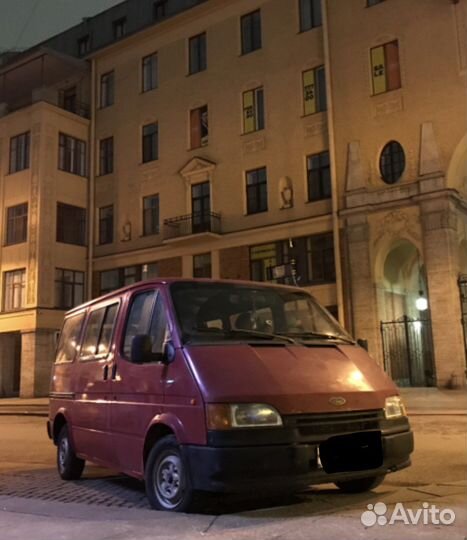 Водитель с микроавтобусом