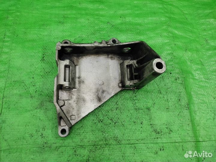 Кронштейн генератора Volkswagen Touareg