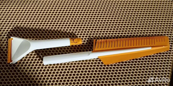 Щётка для снега Fiskars SnowXpert