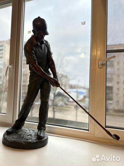 Бронзовая статуя 