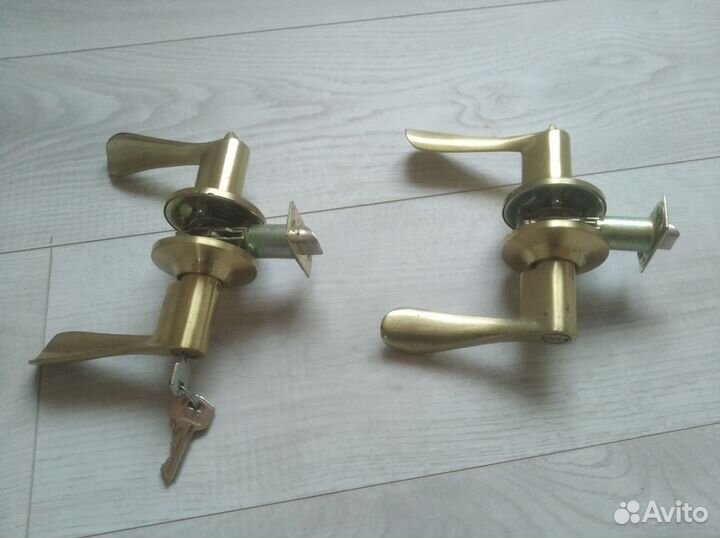 Дверная ручка с замком