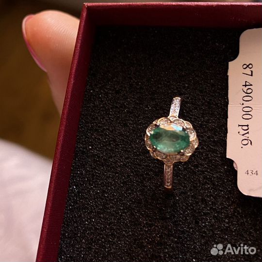 Золотое кольцо с изумрудом и бриллиантами новое