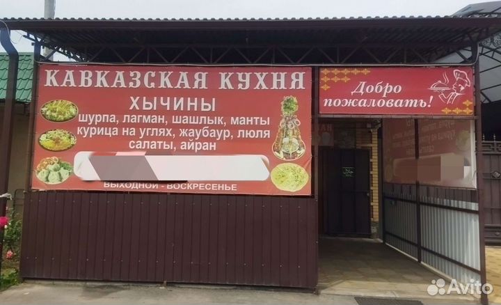 Официант в кафе