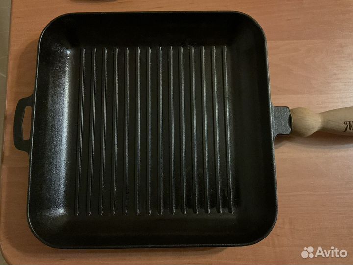 Чугунная сковородка рифлёная