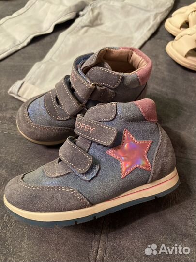 Джинсы и обувь на девочку