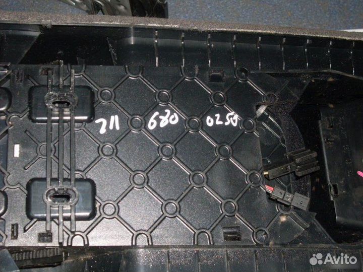 Подлокотник Mercedes-Benz E-Class W211