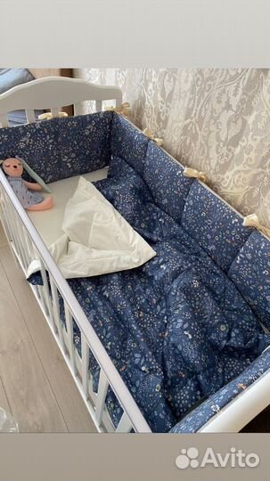 Бортики, одеяло и простыни в кроватку