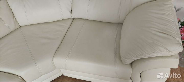 Угловой кожаный диван