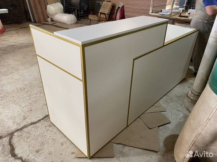 Ресепшен бело-золотой