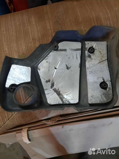 Крышка на двигатель